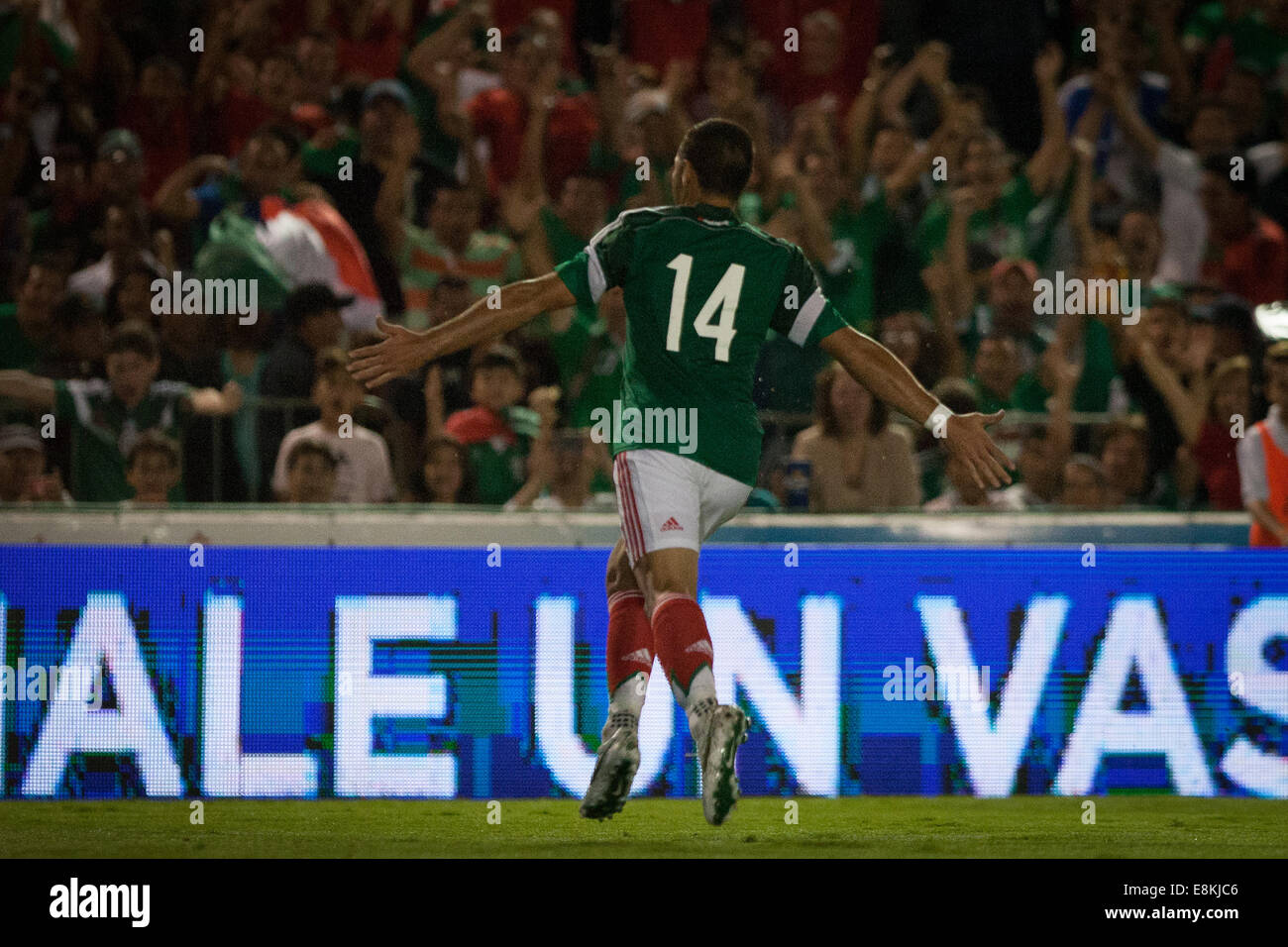 Tuxtla Gutierrez, Mexiko. 9. Oktober 2014. Mexikos Javier HernAndez feiert nach seinem Tor gegen Honduras während einer internationalen Freundschaftsspiel im Victor Manuel Reyna-Stadion in Tuxtla Gutiérrez, Chiapas, Mexiko, am 9. Oktober 2014 statt. © Pedro Mera/Xinhua/Alamy Live-Nachrichten Stockfoto