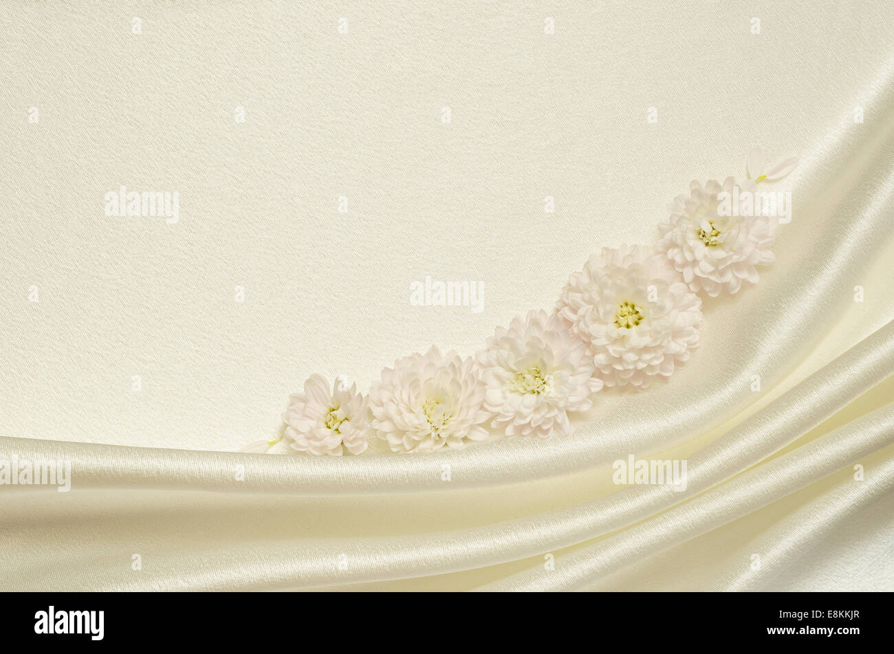 Weißer drapiert Stoff mit Blumen für Hintergrund Stockfoto