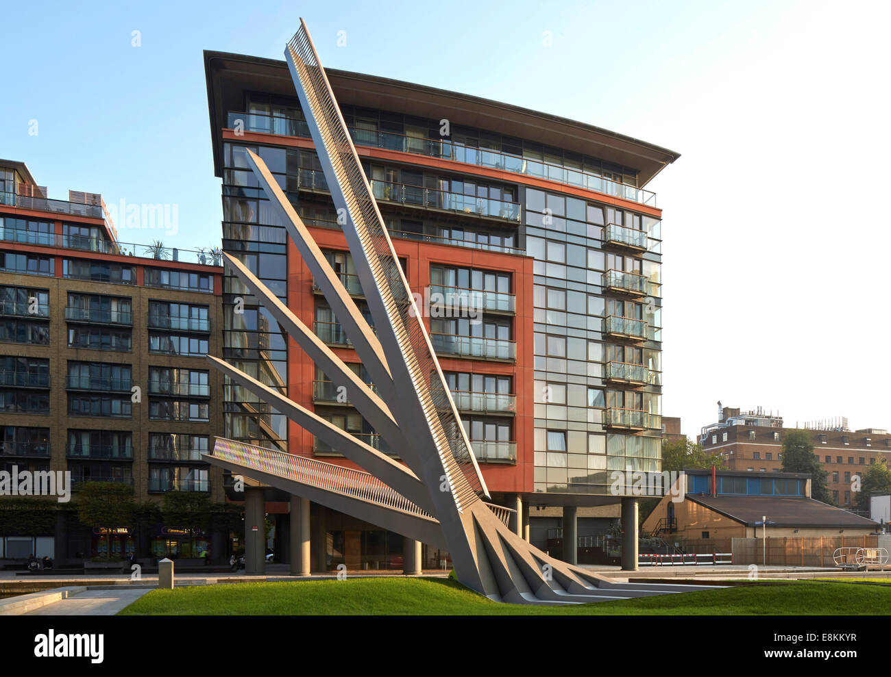 Merchant Square Fußgängerbrücke, London, Vereinigtes Königreich. Architekt: Ritter Architekten Limited, 2014. Gesamtansicht mit Brücke in elev Stockfoto