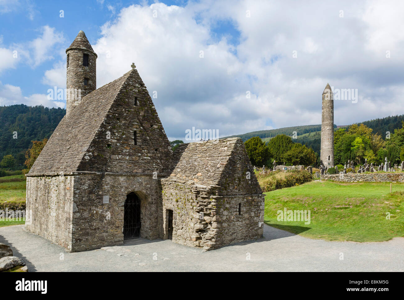 St. Kevin-Kirche und der Rundturm in der alten Klostersiedlung Glendalough, County Wicklow, Irland Stockfoto