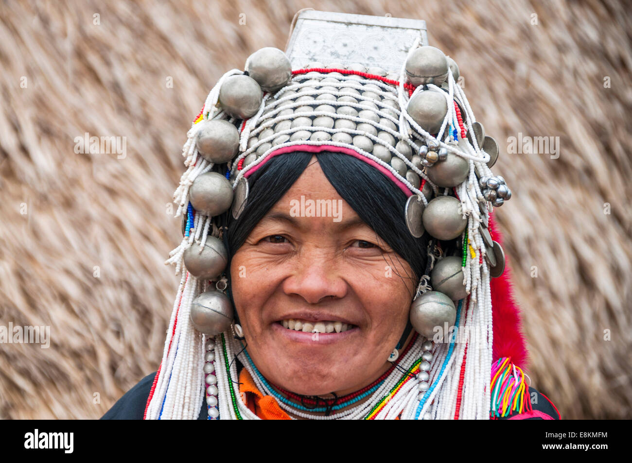 Traditionell gekleidete Frau aus der Akha Menschen, Bergstämme, ethnischer Minderheiten, Porträt, Provinz Chiang Rai, Nordthailand Stockfoto
