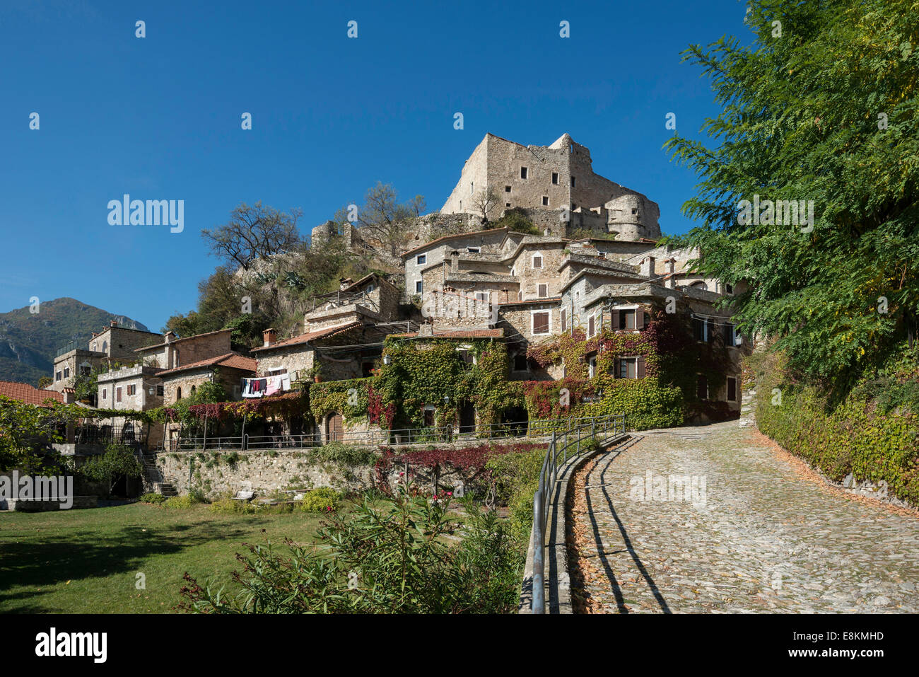 Mittelalterliches Dorf mit einem Schloss in den Bergen, Castelvecchio di Rocca Barbena, Provinz Savona, Ligurien, Italien Stockfoto