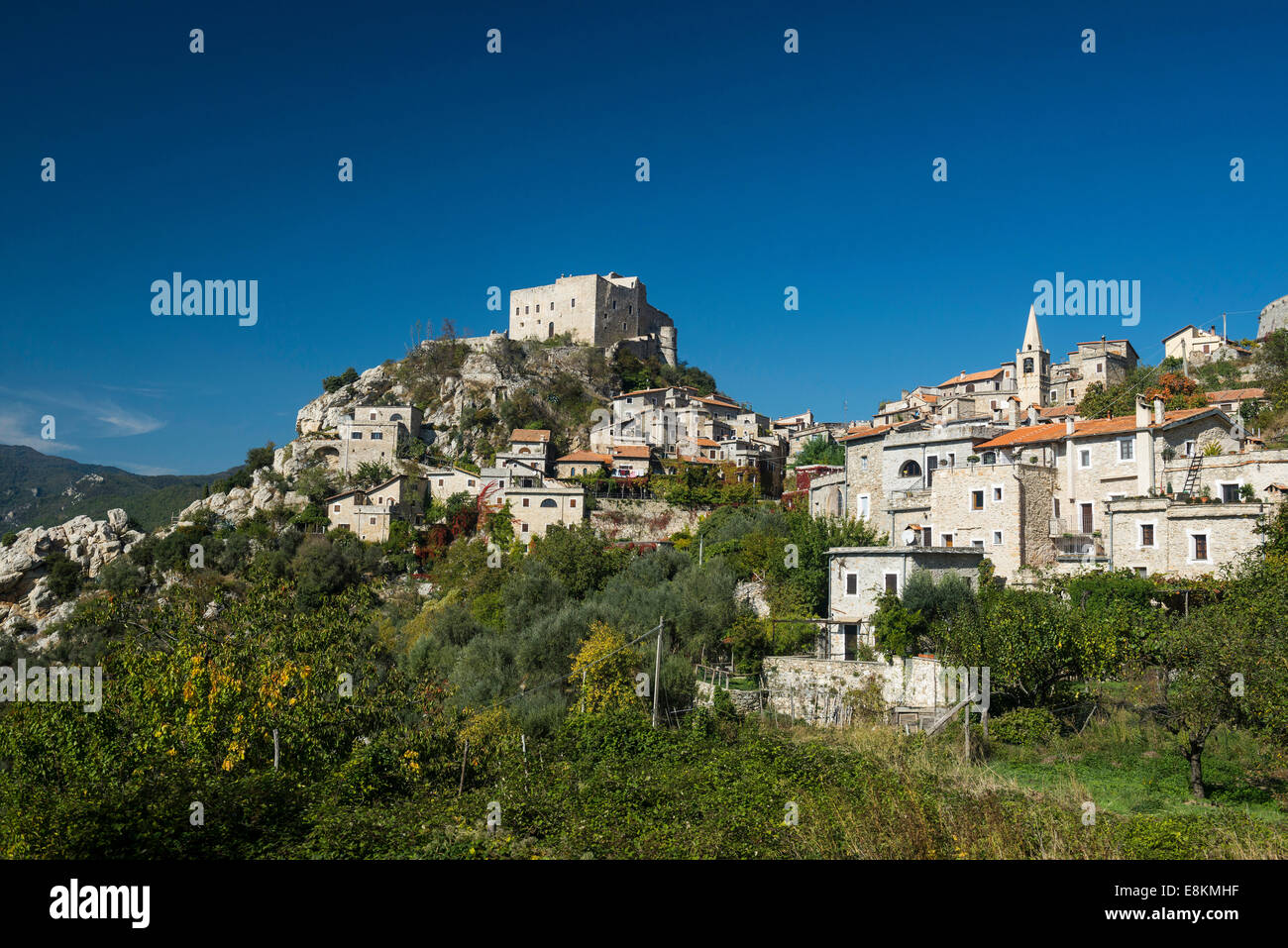 Mittelalterliches Dorf mit einem Schloss in den Bergen, Castelvecchio di Rocca Barbena, Provinz Savona, Ligurien, Italien Stockfoto