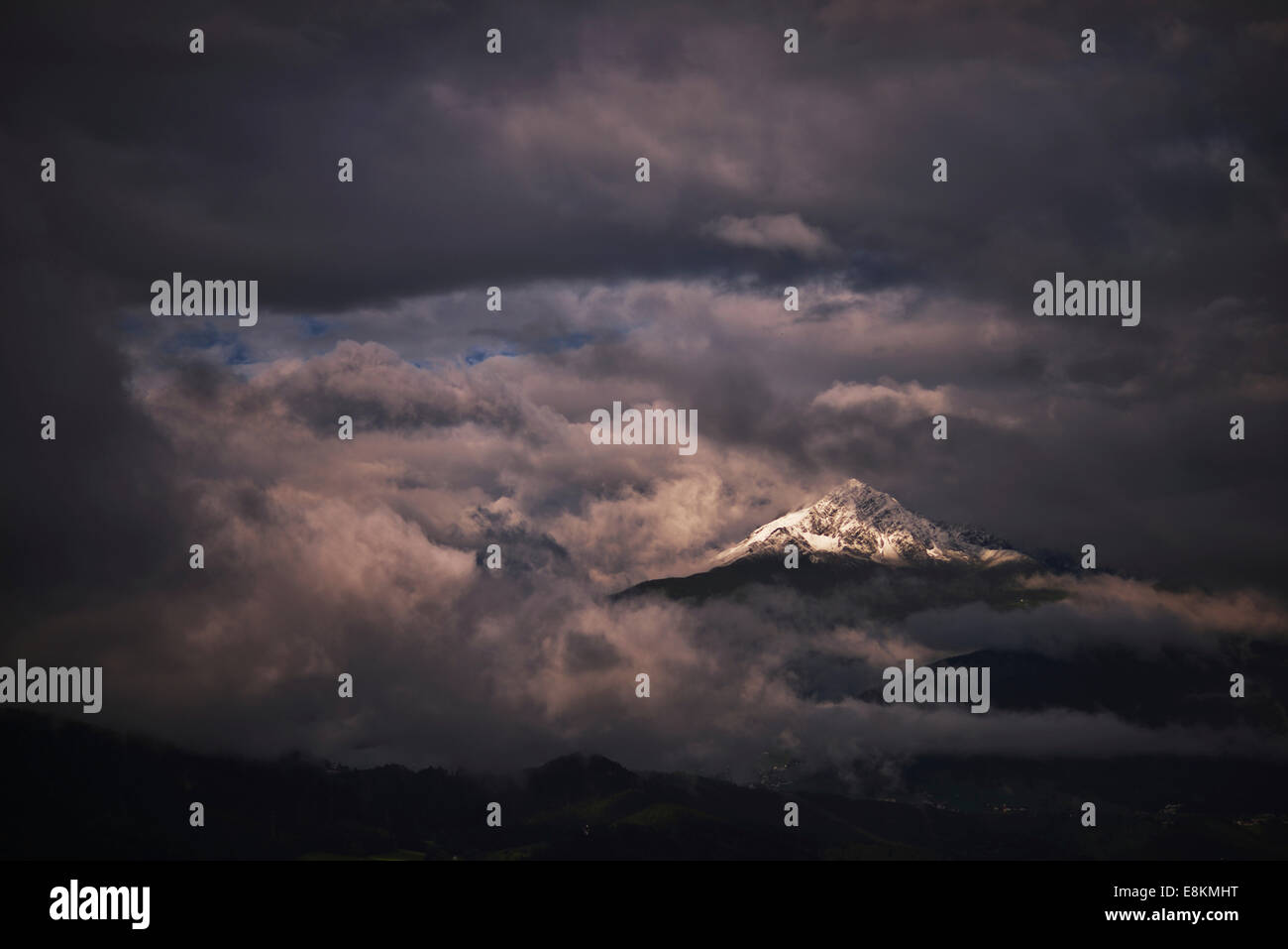 Schneebedeckten Mt Roßkogel mit drohenden Wolken, in der Nähe von Innsbruck, Tirol, Österreich Stockfoto