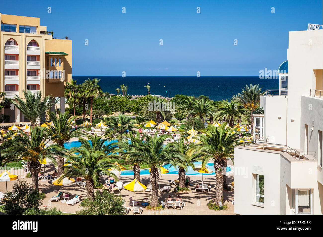 Der Poolbereich des ein fünf-Sterne-Resort-Hotel in der Nähe von Port el Kantoui in Tunesien mit dem Meer hinaus. Stockfoto