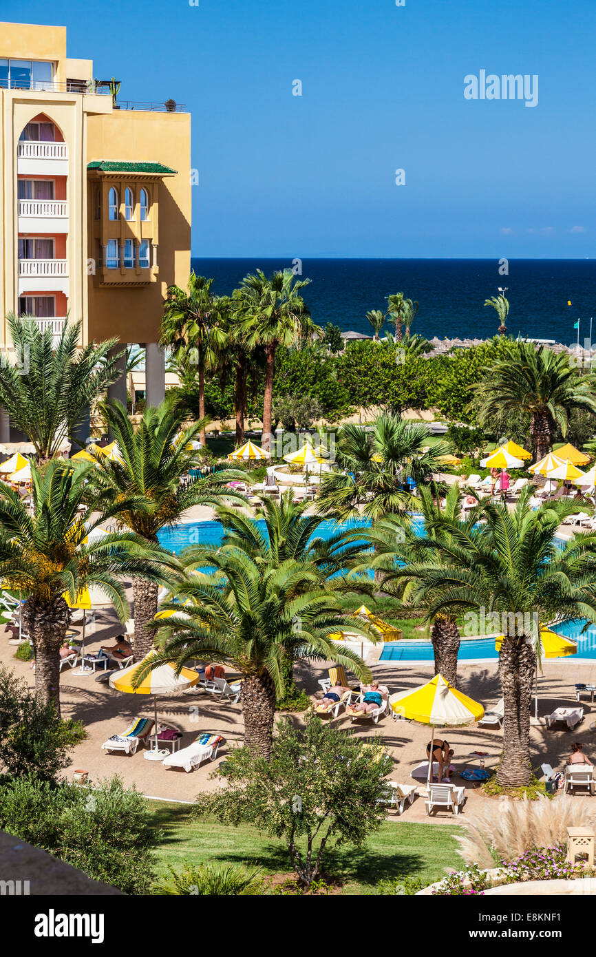 Blick auf den Poolbereich eines fünf-Sterne-Resort-Hotels in der Nähe von Port el Kantoui in Tunesien mit dem Mittelmeer. Stockfoto