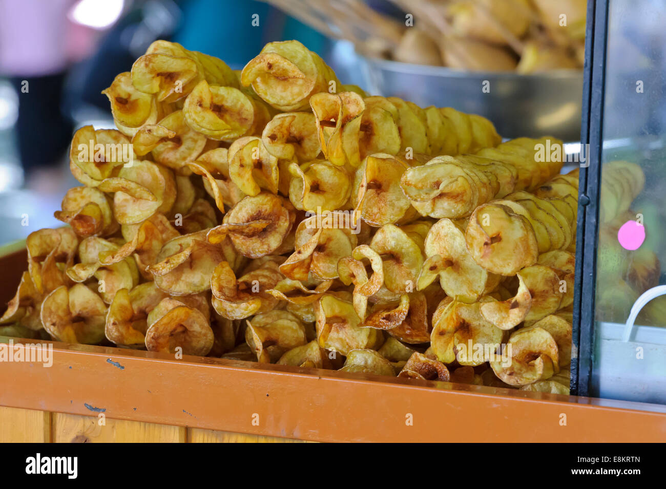 Gebratene dünne Scheiben Kartoffeln auf Stöcken auf Verkauf in der City von Prag, Tschechien. Stockfoto