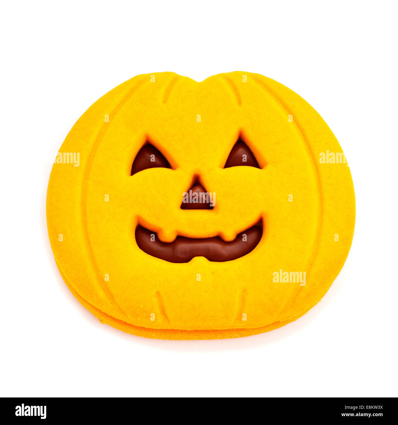 ein Cookie in Form einer Jack-o-Laterne auf weißem Hintergrund Stockfoto