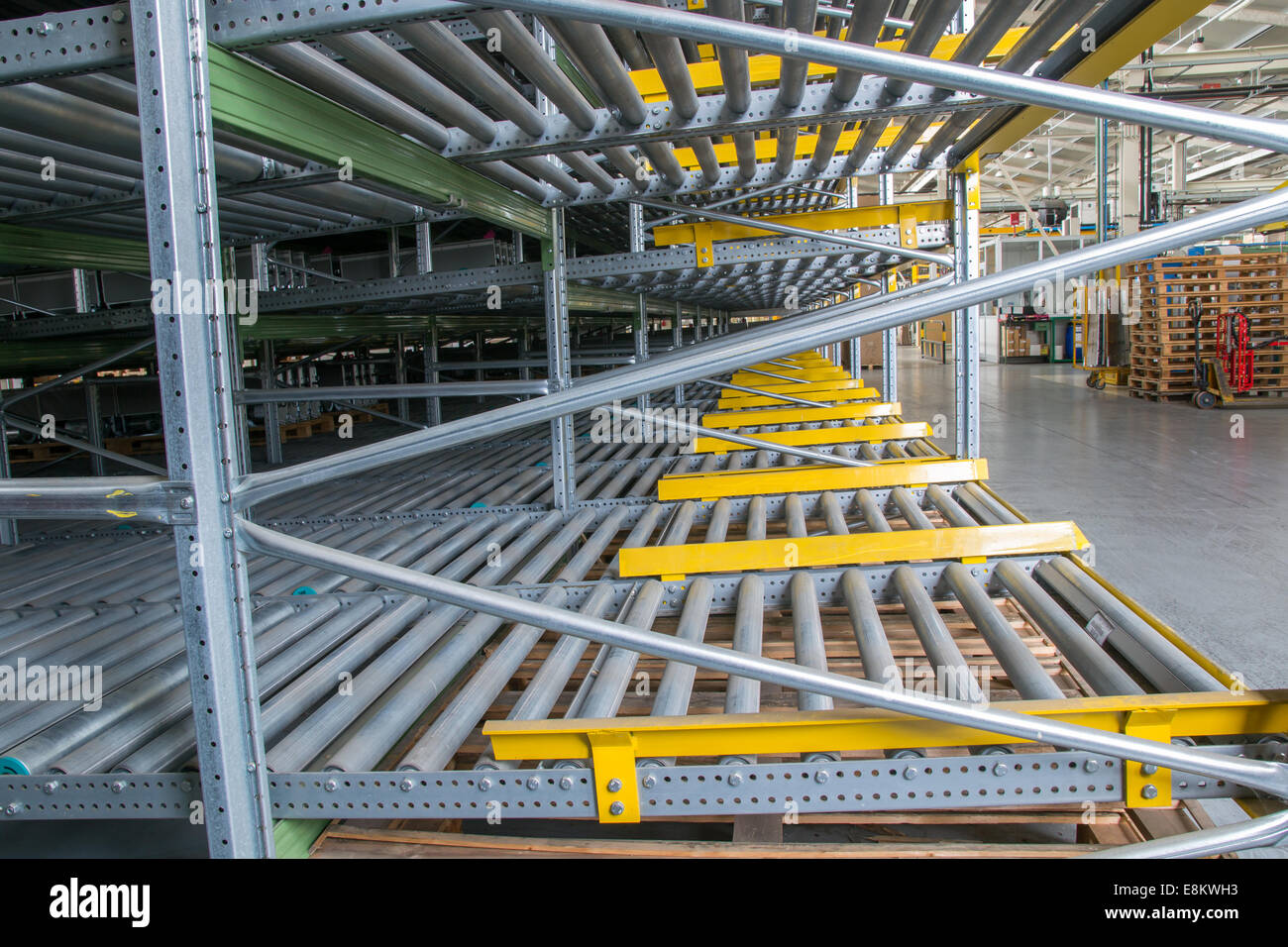 Schwerkraft für Paletten Regale Stockfoto