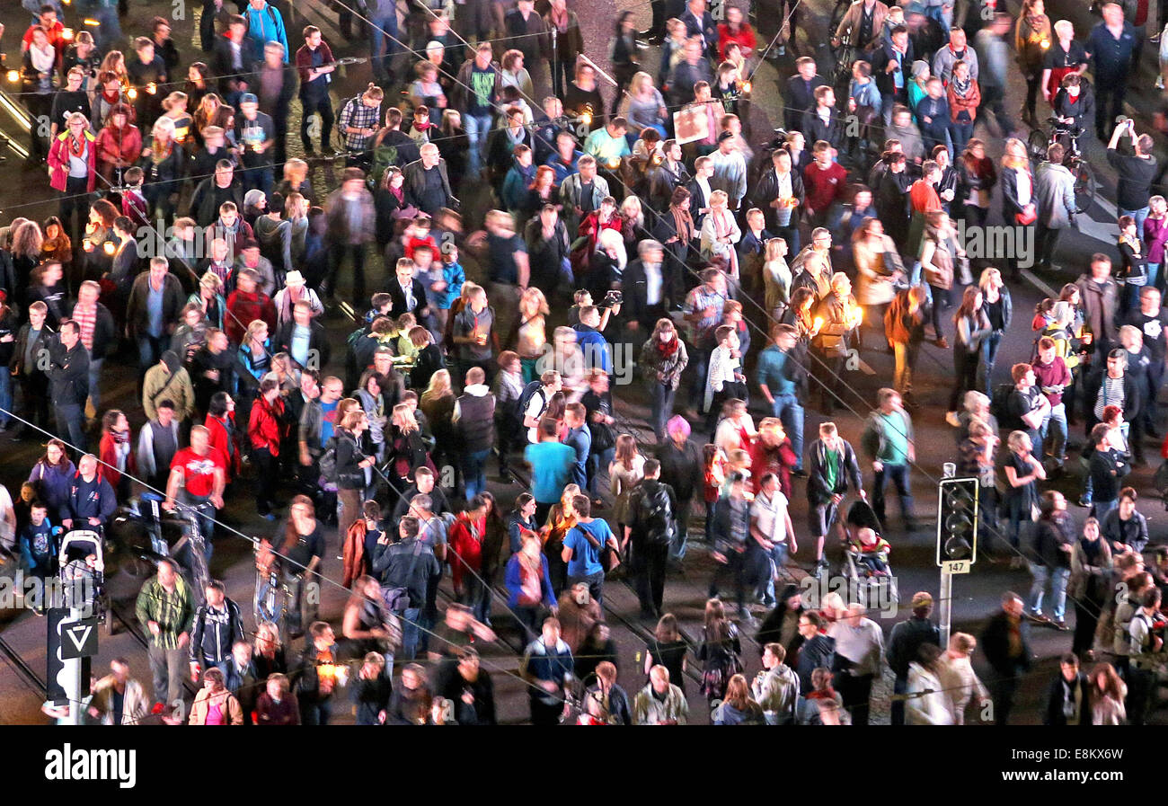 Leipzig, Deutschland. 9. Oktober 2014. Besucher des Festival of Lights zu Fuß durch die Stadt anlässlich des 25. Jahrestages der friedlichen Revolution in Leipzig, Deutschland, 9. Oktober 2014. Die Stadt Leipzig erinnert an den Jahrestag mit hochrangigen Gästen und ein Lichterfest. Am 9. Oktober 1989 über 70.000 Menschen sammelten durch Leipzig unter dem Motto "Wir sind das Volk". Foto: Jan Woitas/Dpa/Alamy Live News Stockfoto