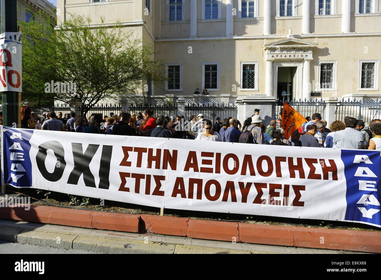 Athen, Griechenland. 10. Oktober 2014. Demonstranten haben außerhalb der griechische Staatsrat hinter ein Banner zusammengestellt, die "Nein zur Bewertung" liest. Demonstranten von den Beamten Bund (ADEDY) Gewerkschaft protestierte gegen den öffentlichen Sektor Bewertungen außerhalb der griechische Staatsrat in Athen. Das oberste Verwaltungsgericht ist Anhörung ADEDY Appell gegen die Evaluation. Bildnachweis: Michael Debets/Alamy Live-Nachrichten Stockfoto