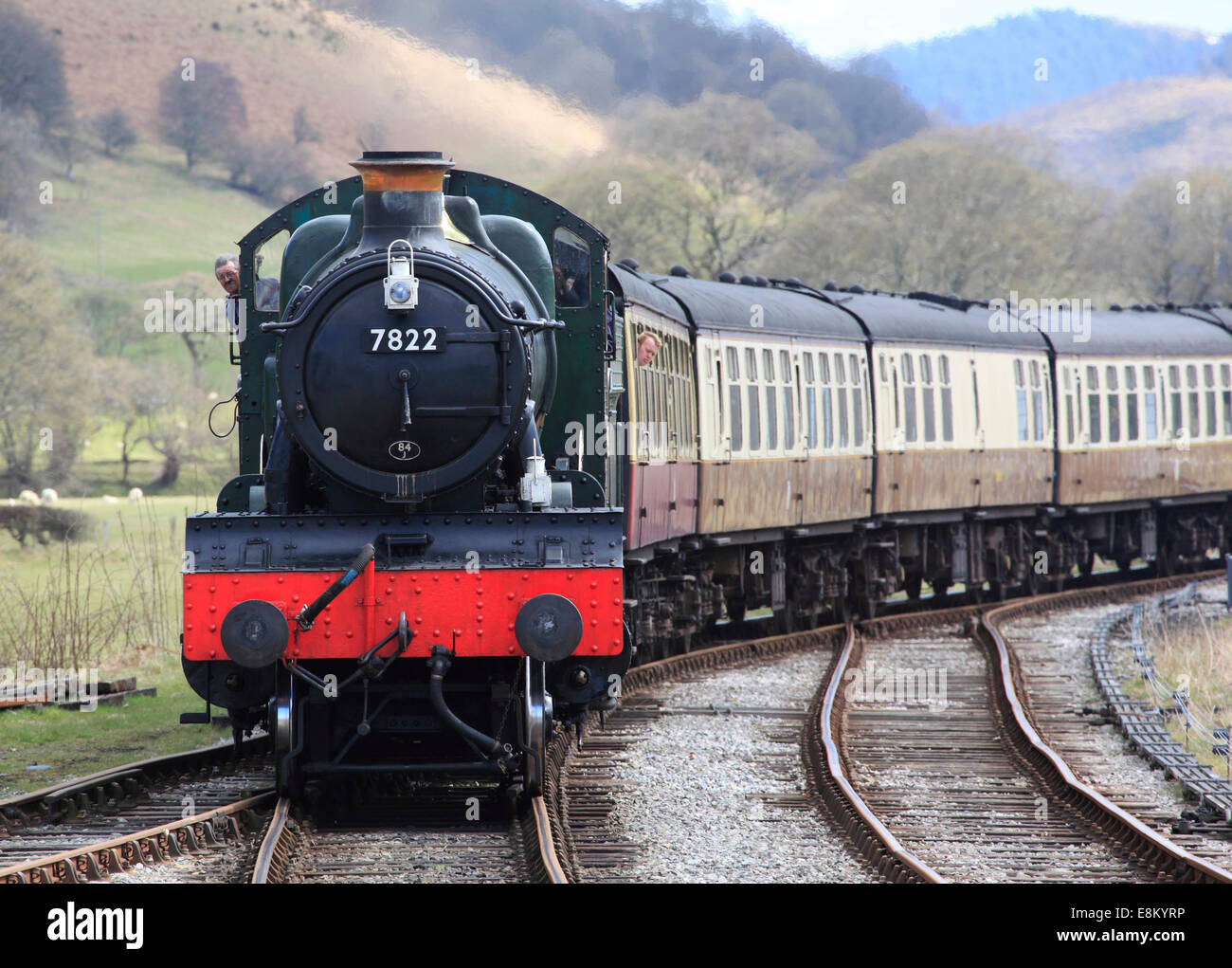 "Foxcote Manor" Nr. 7822 schleppt einen Personenzug in Richtung Carrog auf Llangollen Gleis, Wales, Europa Stockfoto