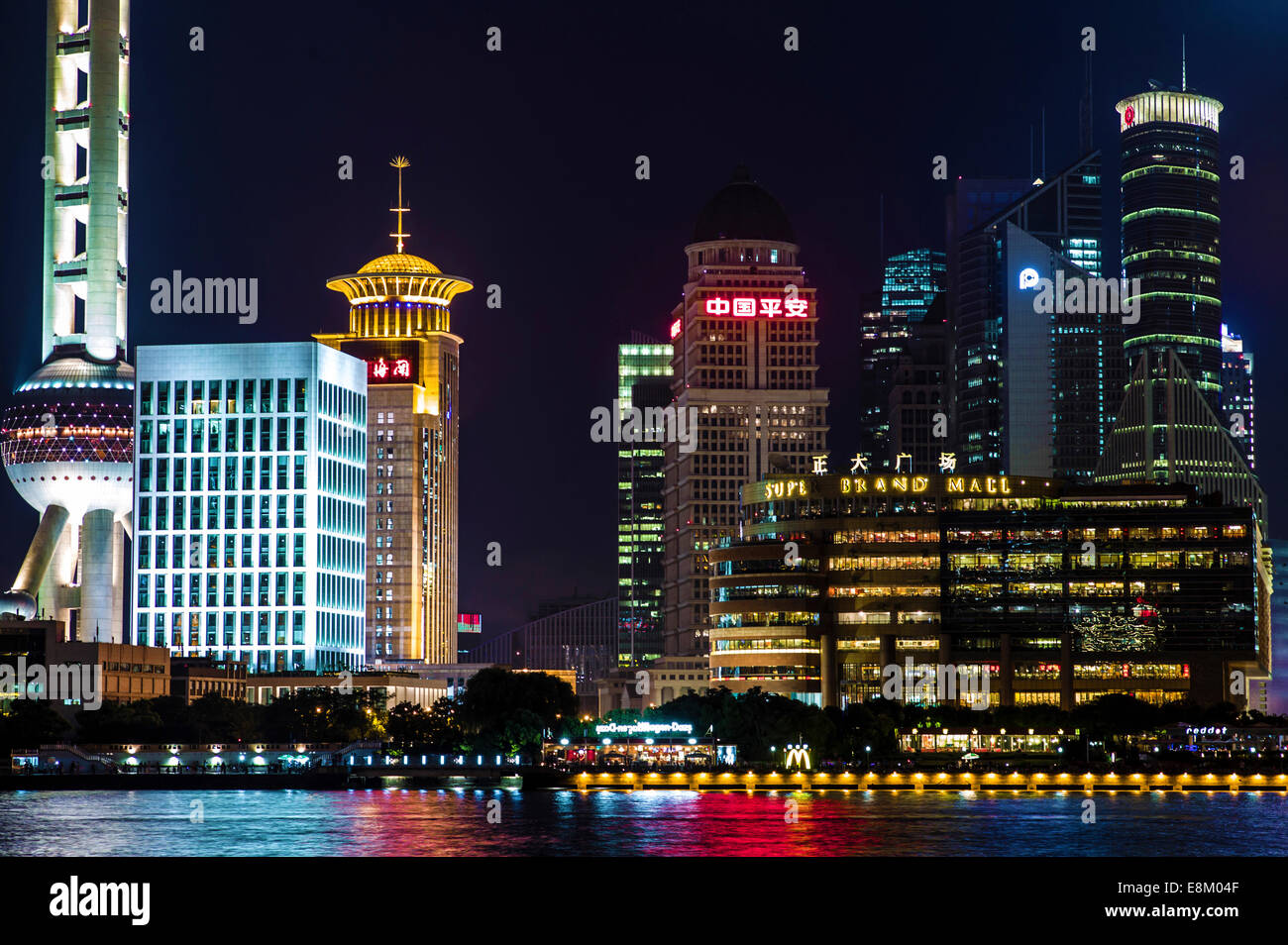 Die nächtlich beleuchtete Anzeige der Bund kommerzielle District, Shanghai, China. Stockfoto