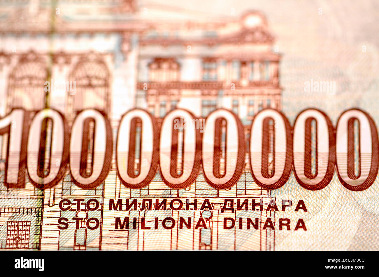 Detail von 100.000.000 Dinar 1993 jugoslawischen Banknote zeigt den Betrag in lateinischen und kyrillischen Schrift Stockfoto