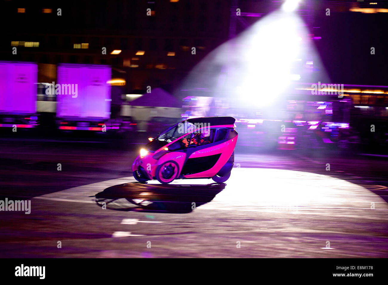 Tokio, Japan. 10. Oktober 2014. Eine Rennfahrer führt während der Presse-Ausstellung auf der Tokio Motor Fes 2014 in Odaiba, Tokio, Japan. Die Tokyo Motor Fes 2014 läuft vom 11. Oktober bis 13. mit dem Ziel den Besuchern aller Altersgruppen eine Chance zur Interaktion mit aktuellen und futuristische motorisierte Fahrzeuge. Statt außerhalb auf neu gewonnenem Land in Tokyo Bay hat die Veranstaltung ausreichend Platz für Besucher, neue Fahrzeuge zu testen und für eine synchronisierte treibende Demonstration von Cirque de Mobi. Bildnachweis: Aflo Co. Ltd./Alamy Live-Nachrichten Stockfoto