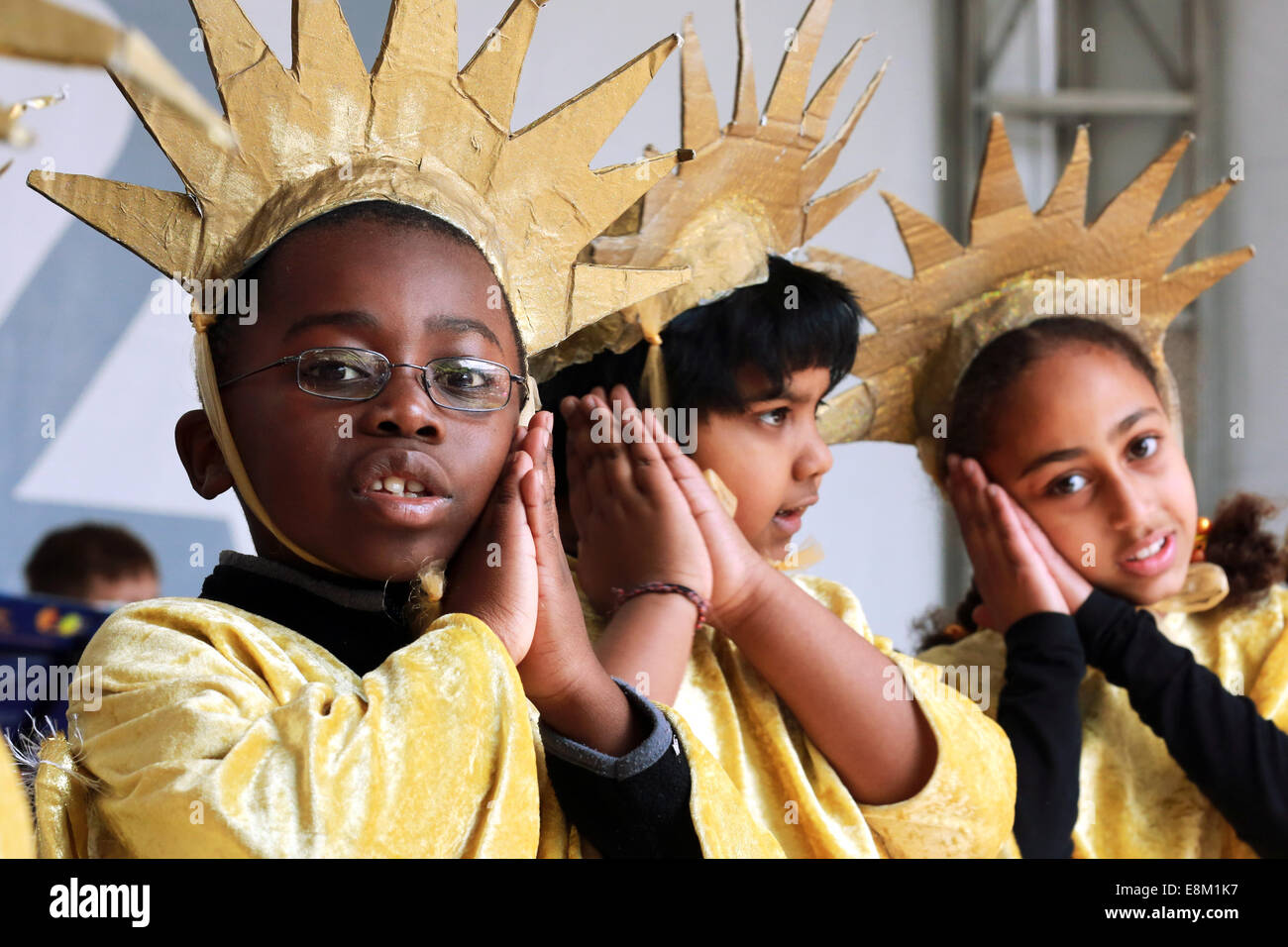 Kinder einer Grundschule führen ein Märchen auf der Bühne. Dortmund, Deutschland Stockfoto