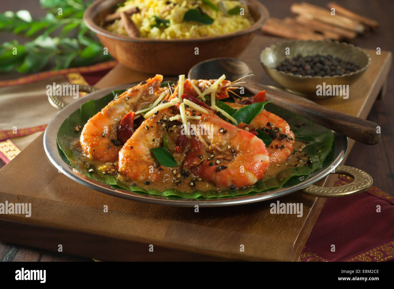 Jhinga Kali Mirch. Garnelen mit schwarzen Pfefferkörnern gewürzt. Indien-Essen Stockfoto