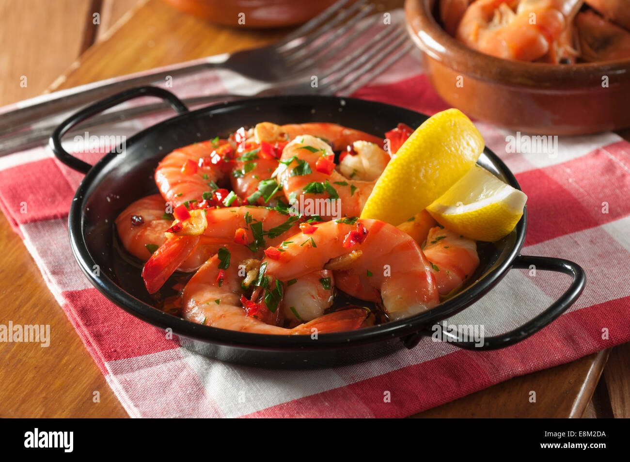 Gambas al Pil Pil. Garnelen mit Knoblauch und Chili zubereitet. Spanien Essen Stockfoto