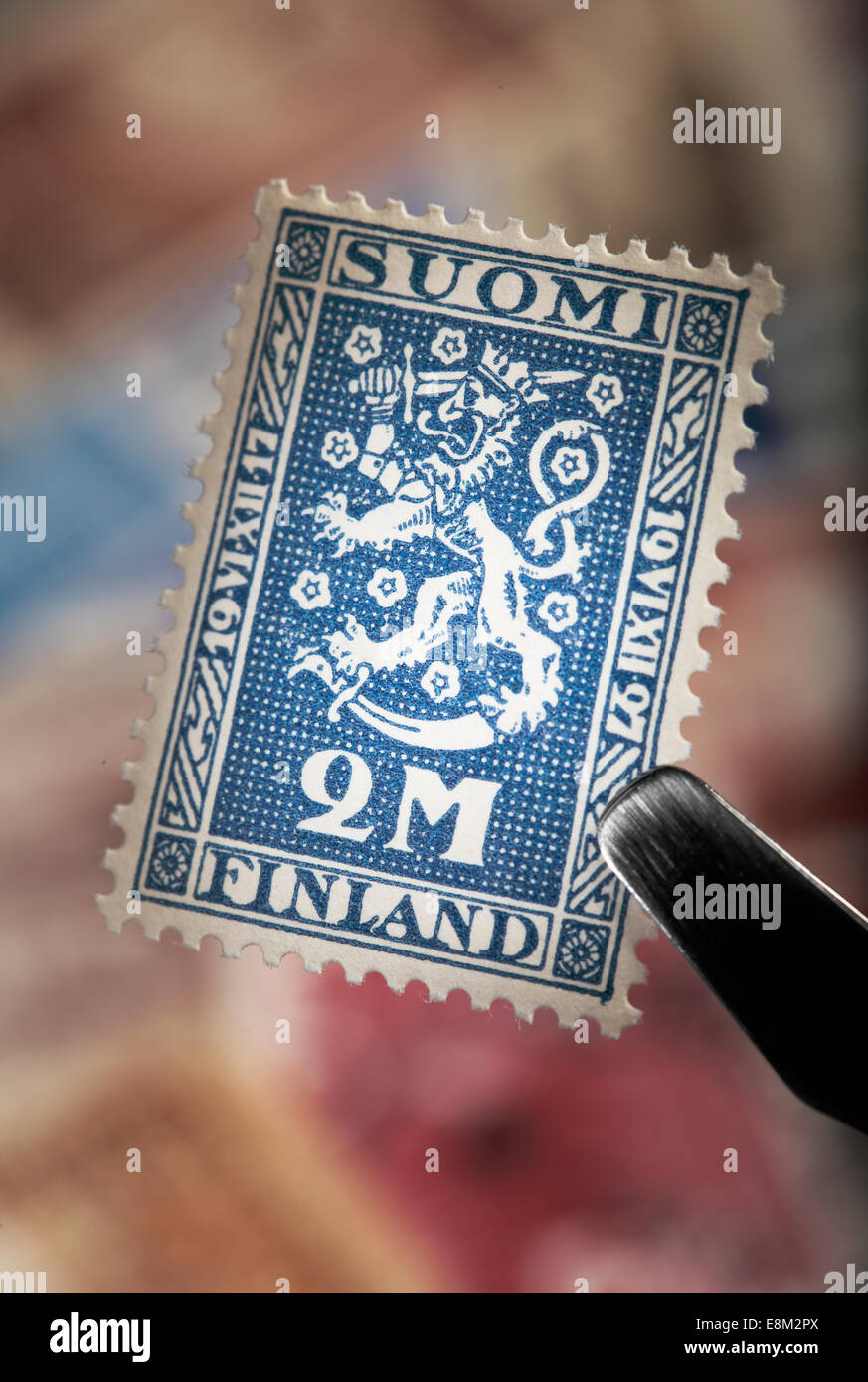 Finnische Sonderbriefmarke von 1927 feiert zehn Jahre Unabhängigkeit Finnlands. Stockfoto