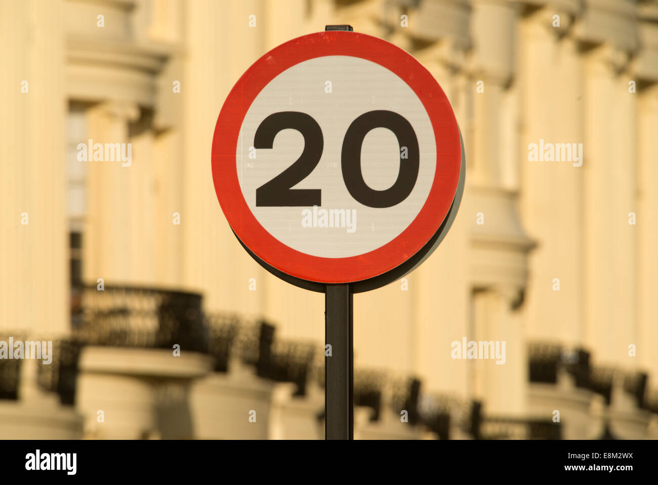 20 Meilen pro Stunde Stadtzentrum Geschwindigkeitsbeschränkung unterzeichnen in Brighton. Stockfoto