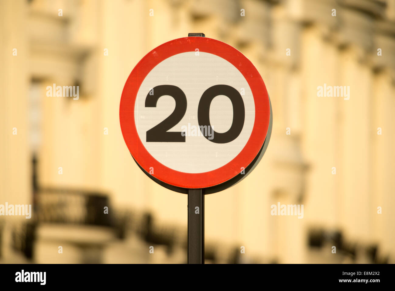 20 Meilen pro Stunde Stadtzentrum Geschwindigkeitsbeschränkung unterzeichnen in Brighton. Stockfoto