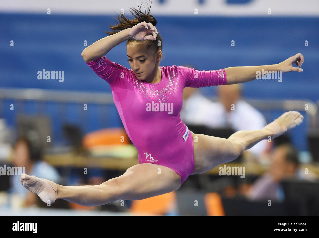 Nanning, China autonomen Region Guangxi Zhuang. 10. Oktober 2014. Larisa Andreea Iordache Rumäniens führt auf dem Schwebebalken während der Frauen Allround-Finale der 45. Gymnastik-Weltmeisterschaften in Nanning, Hauptstadt von Süd-China Autonome Region Guangxi Zhuang, 10. Oktober 2014. Bildnachweis: Xinhua/Alamy Live-Nachrichten Stockfoto