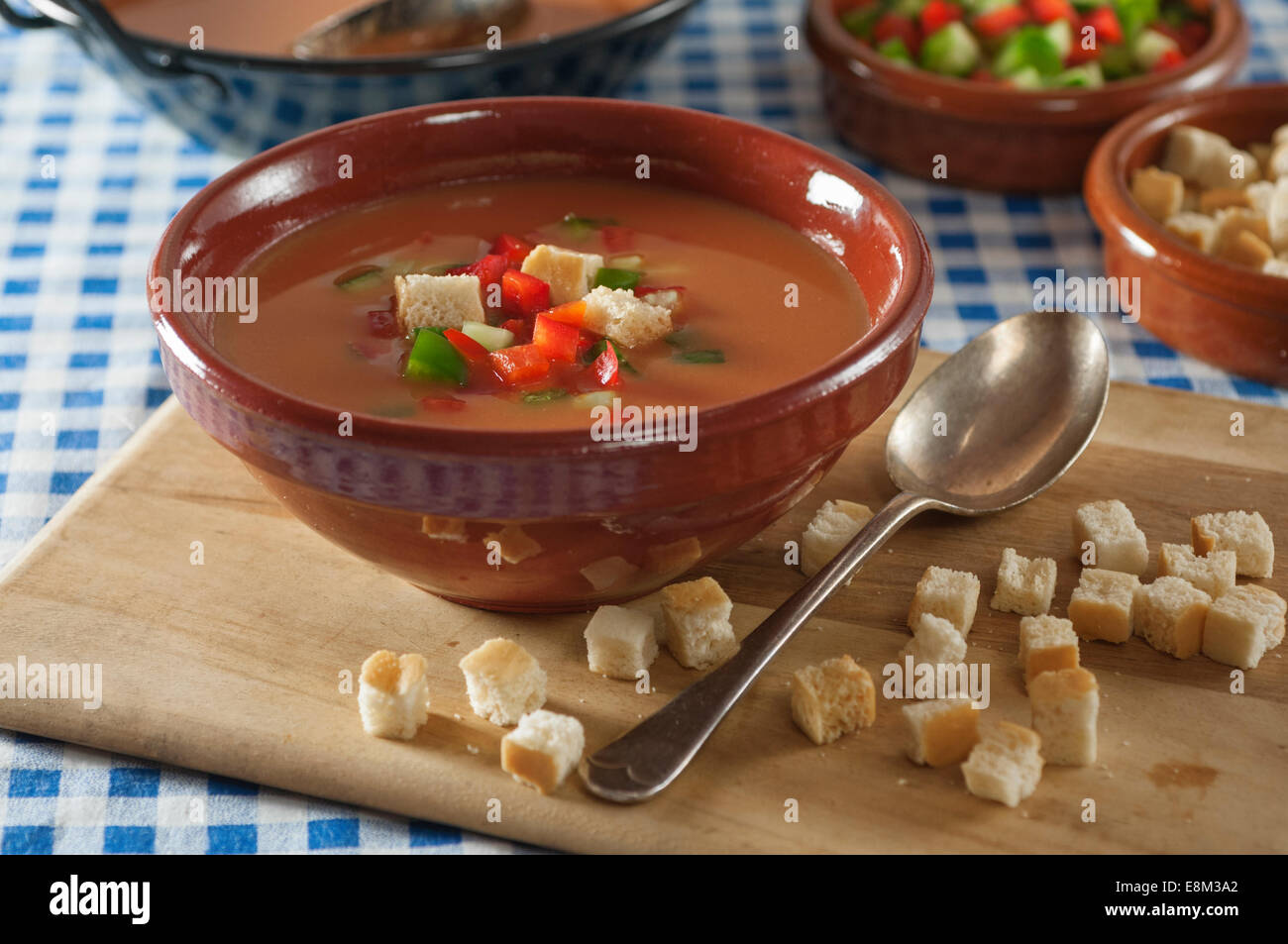 Gazpacho. Gekühlte Tomaten-Gemüsesuppe. Spanien. Essen. Stockfoto