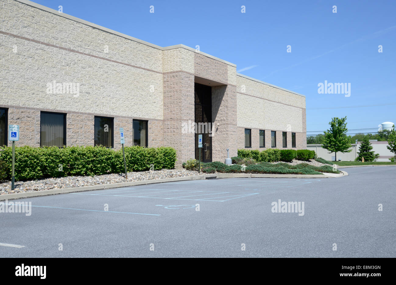 Fassade eines großen Unternehmens Aufbau durch einen Parkplatz asphalt Stockfoto
