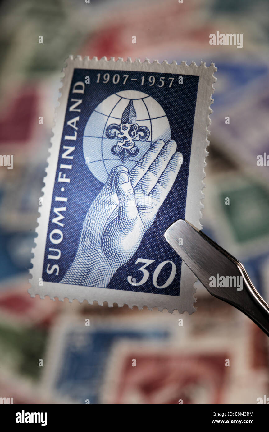Finnische Sonderbriefmarke von 1957 feiert 50 Jahre Pfadfinderbewegung 1907-1957. Stockfoto