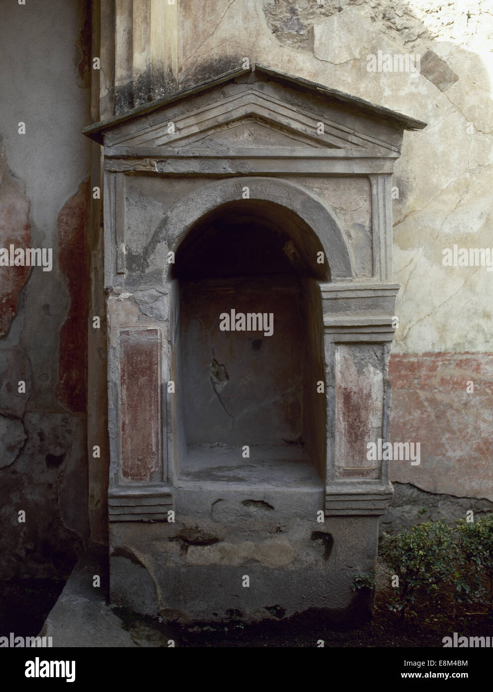 Italien. Pompeji. Haus des tragischen Dichters. 2. Jahrhundert vor Christus. Lararium. Schreine der Götter des Haushalts. Stockfoto