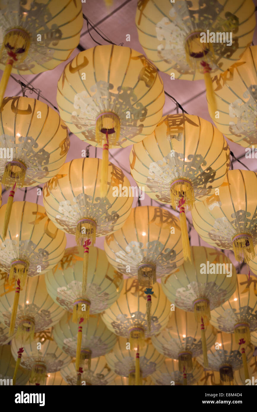 Gelbes Papierlaternen hängen am Wat Mangkon Kamalawat zur Feier des jährlichen Vegetarian Festival, Bangkok, Thailand. Stockfoto