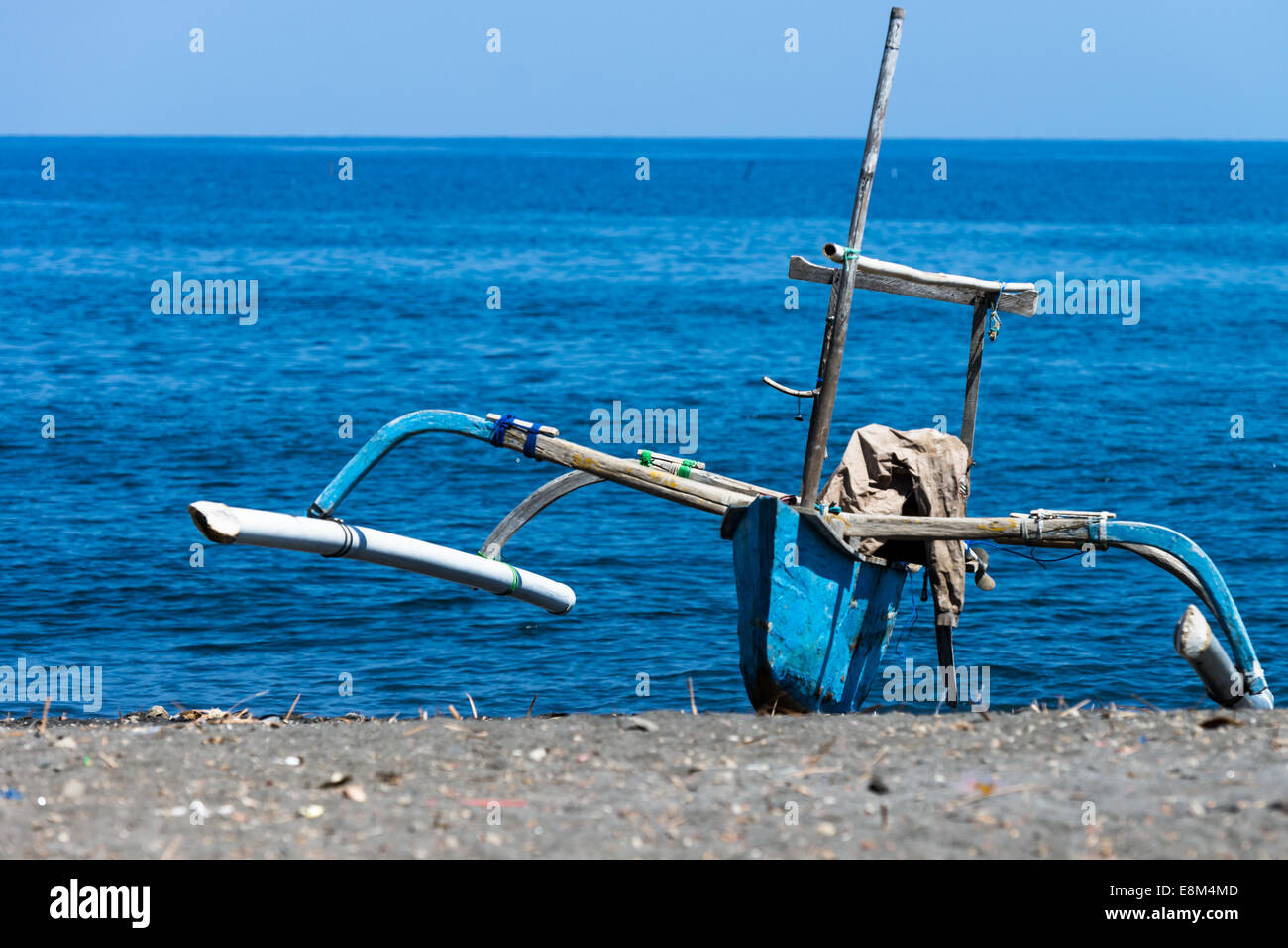 Verlassene traditionelle Fischerboot am Strand Stockfoto