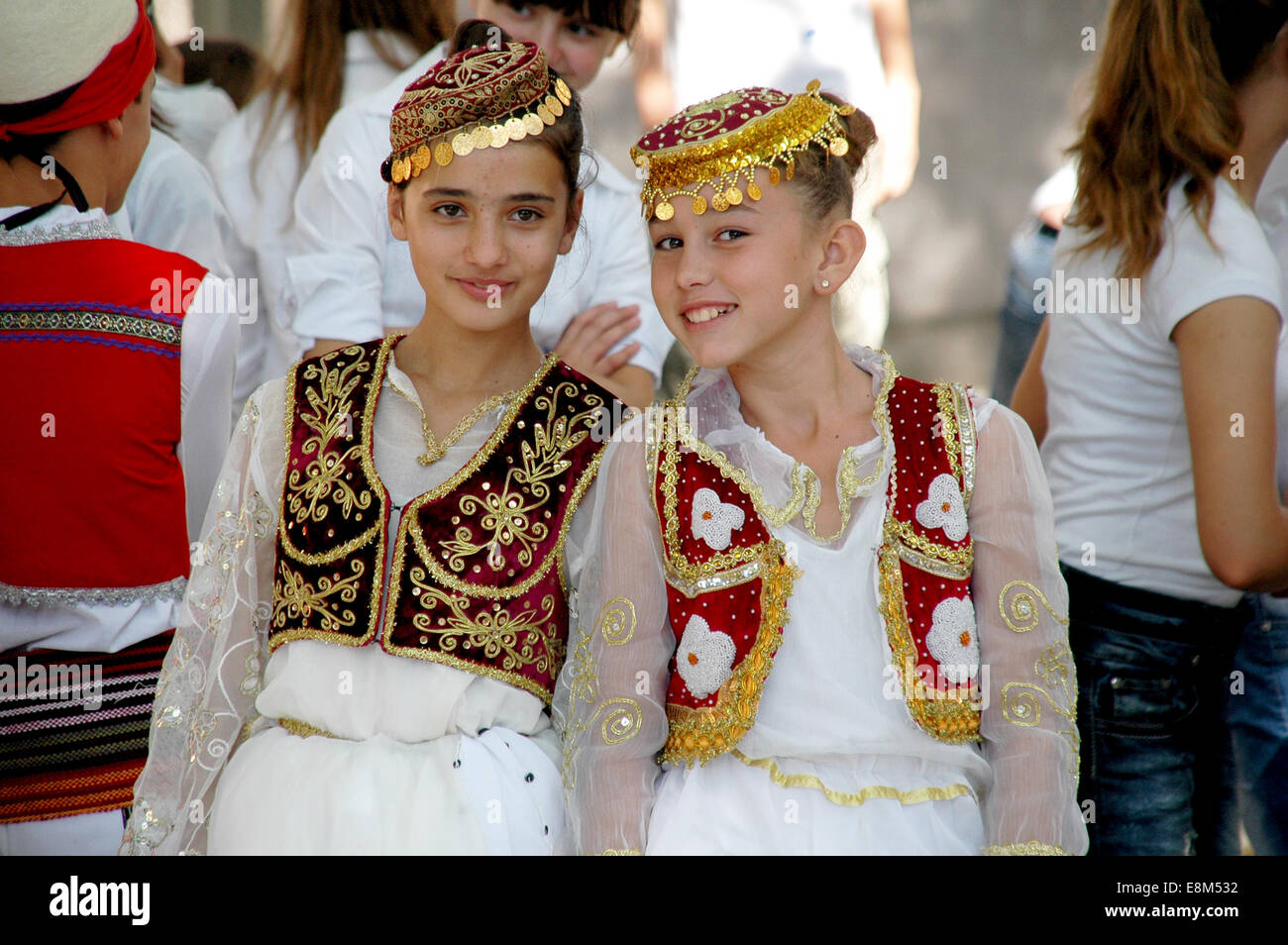 Mädchen, die Durchführung von traditionellen albanischen historischen Tanzes in Kostümen Stockfoto