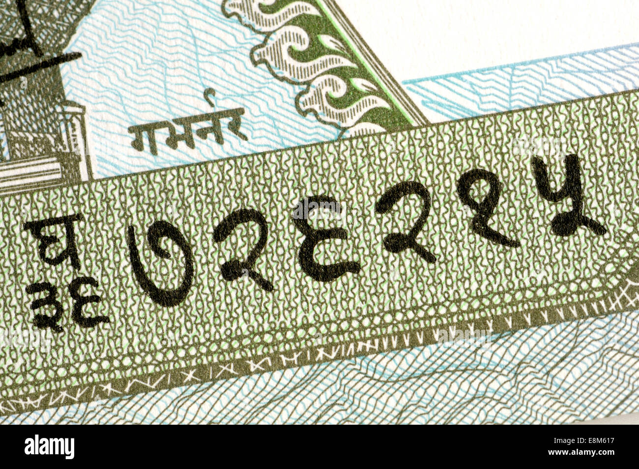 Ausschnitt aus einer nepalesischen Banknote zeigt die Seriennummer in Nepali Ziffern (726215) Stockfoto