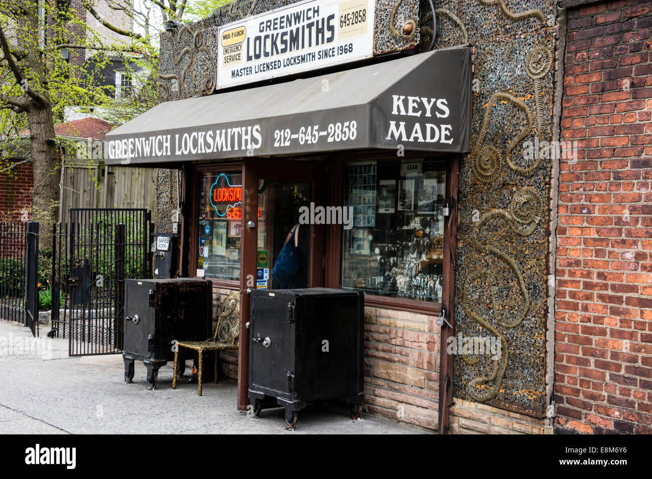 Schlosserei in Greenwich Village, New York, mit Fassade aus Metall Skulptur mit Schlüssel des Besitzers, Phil Mortillaro. Stockfoto