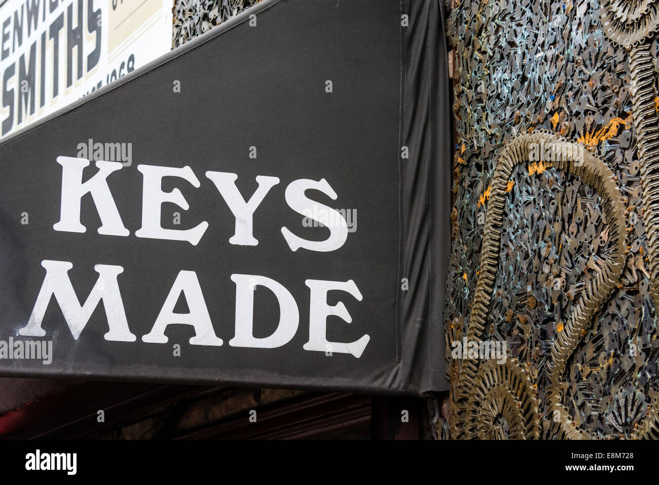 Schlosserei in Greenwich Village, New York, mit Fassade aus Metall Skulptur mit Schlüssel des Besitzers, Phil Mortillaro. Stockfoto