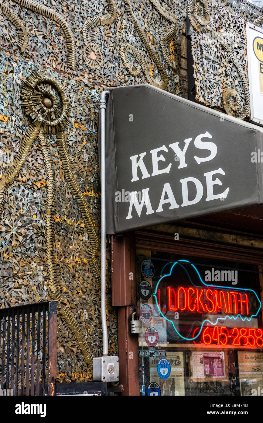Schlosserei in Greenwich Village, New York, mit Fassade aus Metall Skulptur mit Schlüssel des Besitzers, Phil Mortillaro. Stockfoto