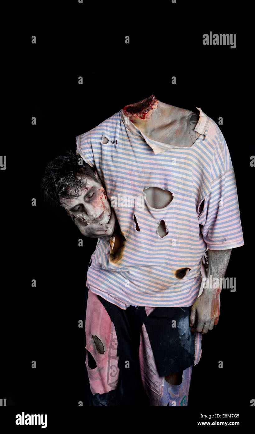 Abgeschlagenen Zombie hält seinen Kopf unter dem arm Stockfoto