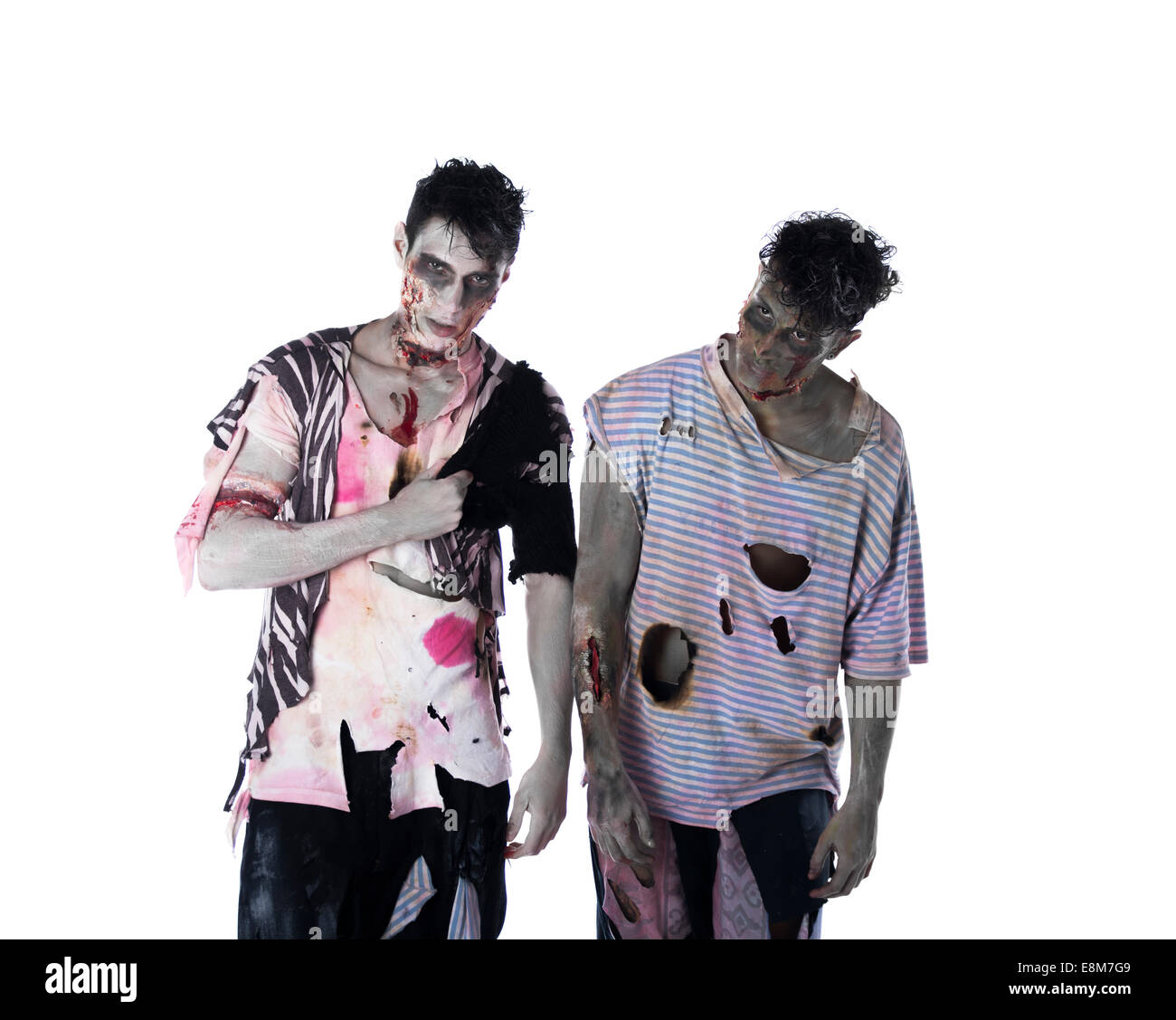 Zwei männliche Zombies stehen isolierten auf weißen Hintergrund, Blick in die Kamera Stockfoto