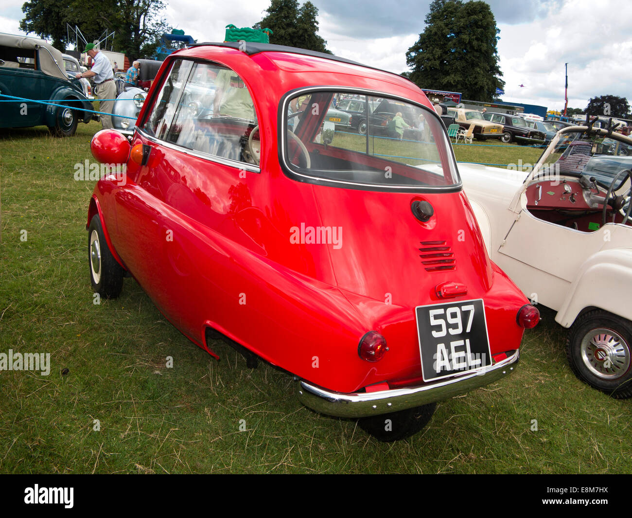 Autofahren, roten BMW Isetta 300, Bubble car Stockfoto