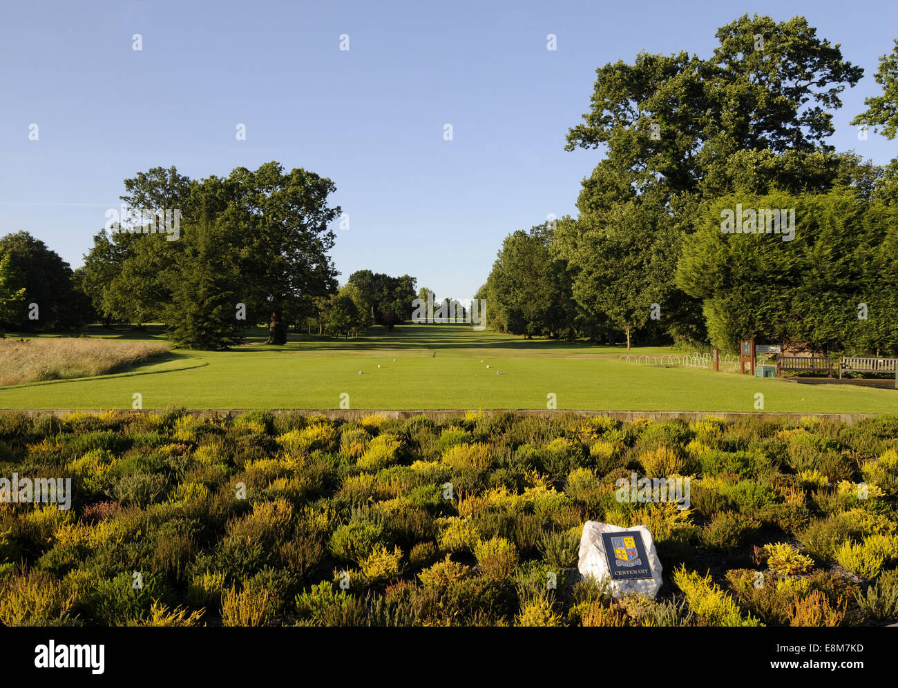 Blick über hundertjährigen Blumenbeet zum 1. Abschlag und Fairway an Shirley Park Golf Club Croydon Surrey England Stockfoto