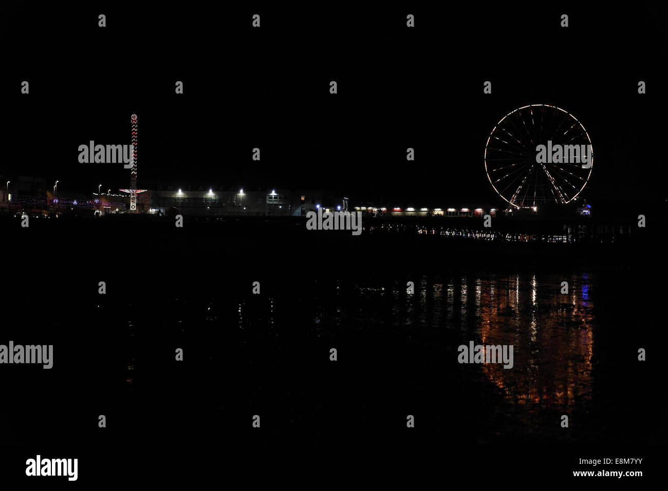 Nachtansicht Strand mit Rad Reflexionen, nach Süden in Richtung Central Pier "Big Wheel" und "Sky Flyer", Blackpool Illuminations, UK Stockfoto