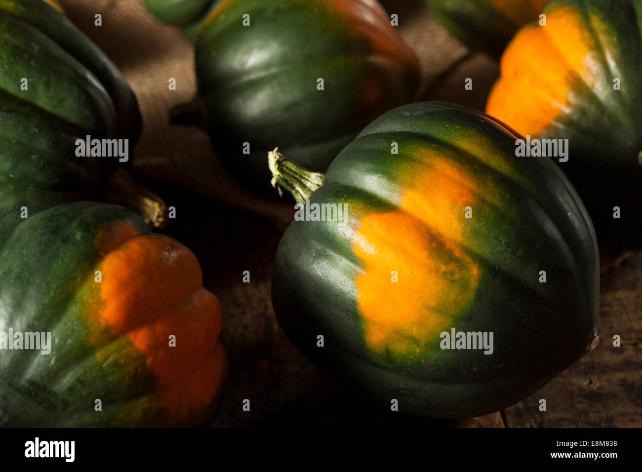 Rohe organische grün und Orange Acorn Squash Stockfoto