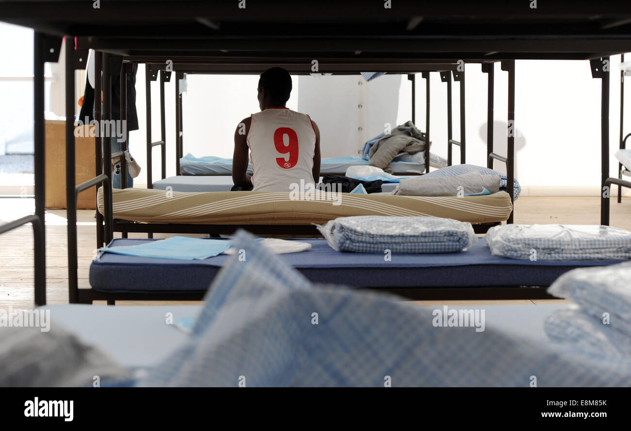 Munchen Deutschland 10 Oktober 2014 Fluchtlinge In Stockbetten