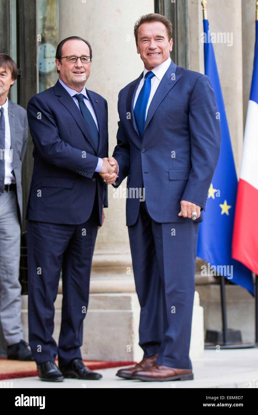 Paris, Frankreich. 10. Oktober 2014. Französische Präsident Francois Hollande (L) trifft sich mit US-Schauspieler und ehemaliger Gouverneur von Kalifornien Arnold Schwarzenegger im Elysée-Palast in Paris, Frankreich, 10. Oktober 2014. Bildnachweis: Etienne Laurent/Xinhua/Alamy Live-Nachrichten Stockfoto