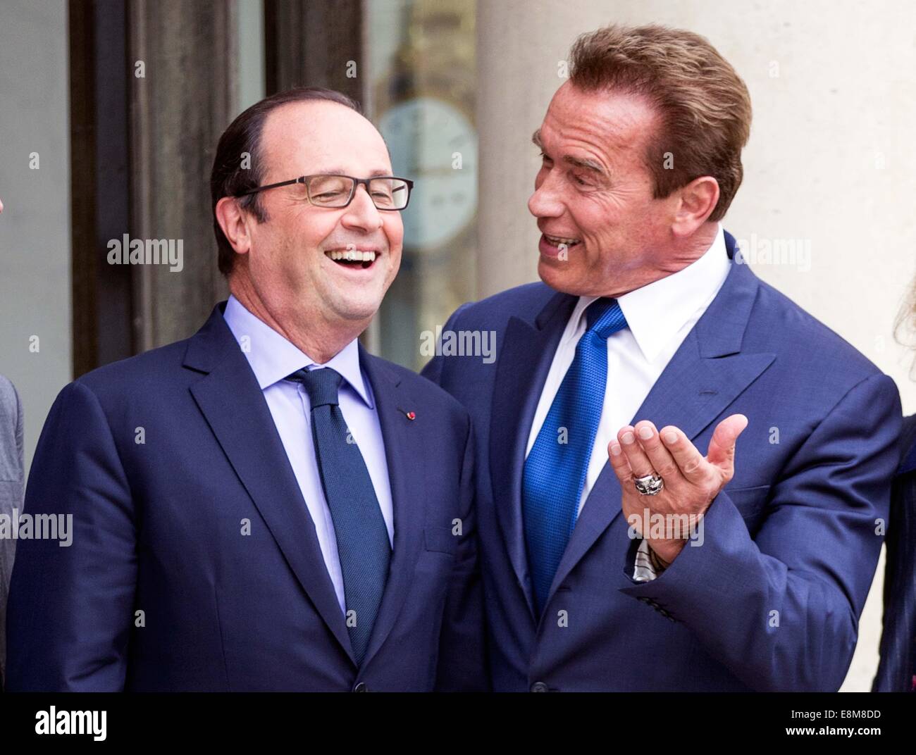 Paris, Frankreich. 10. Oktober 2014. Französische Präsident Francois Hollande (L) trifft sich mit US-Schauspieler und ehemaliger Gouverneur von Kalifornien Arnold Schwarzenegger im Elysée-Palast in Paris, Frankreich, 10. Oktober 2014. Bildnachweis: Etienne Laurent/Xinhua/Alamy Live-Nachrichten Stockfoto