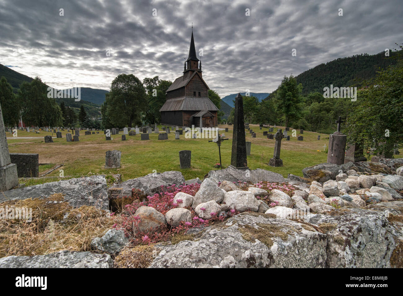 Die Stabkirche von Kaupanger, eines der größten in Norwegen befindet sich auf der Sognefjorden, Norwegen. Stockfoto