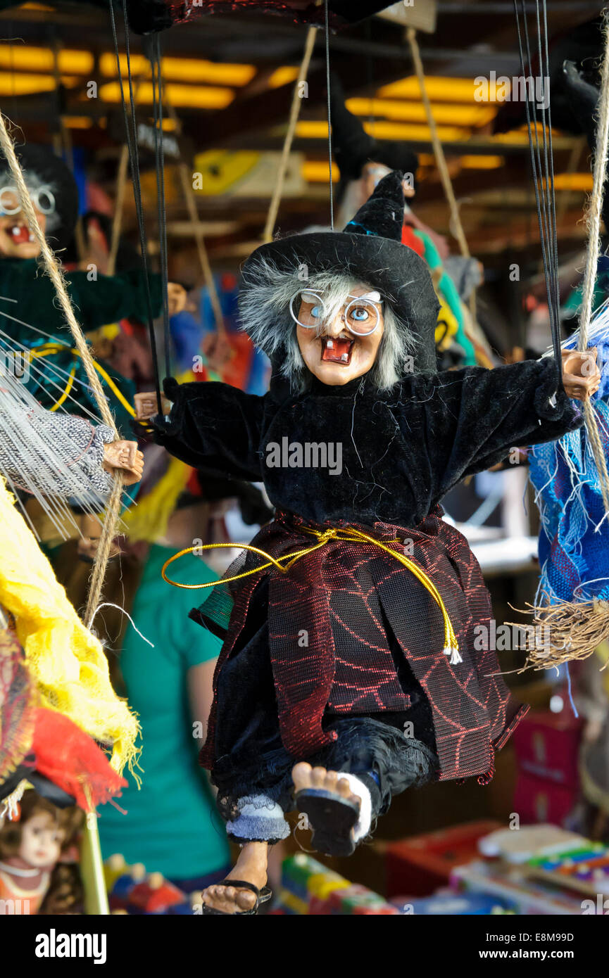 Eine bunte kleine Hexe Puppe auf Verkauf in den Havelske Markt, Prag, Tschechische Republik. Stockfoto