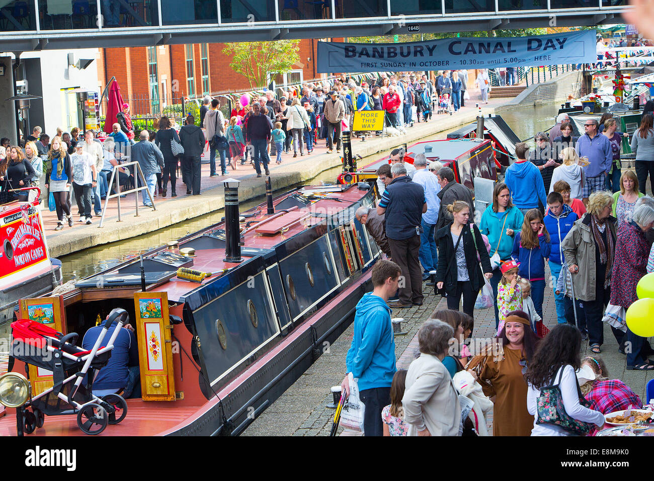 10.05.2014 BANBURY Kanal Tag Massen entlang Leinpfad des Kanals gesäumt schmale Boote schieben. Catchline: Kanal Tag Länge: Pic Kopie: Ben Wilkinson Pic: Damian Halliwell Picture Stockfoto