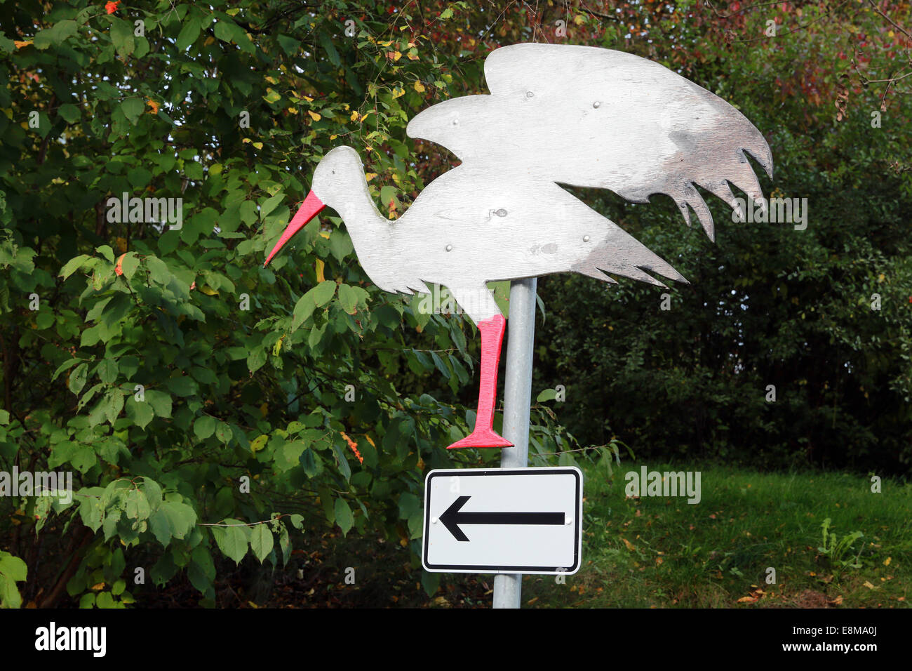 Storch Vogel als Symbol für Neugeborene Babys zeigt einen Parkplatz für werdende Mütter und wachsende Eltern in einem Krankenhaus in Deutschland Stockfoto